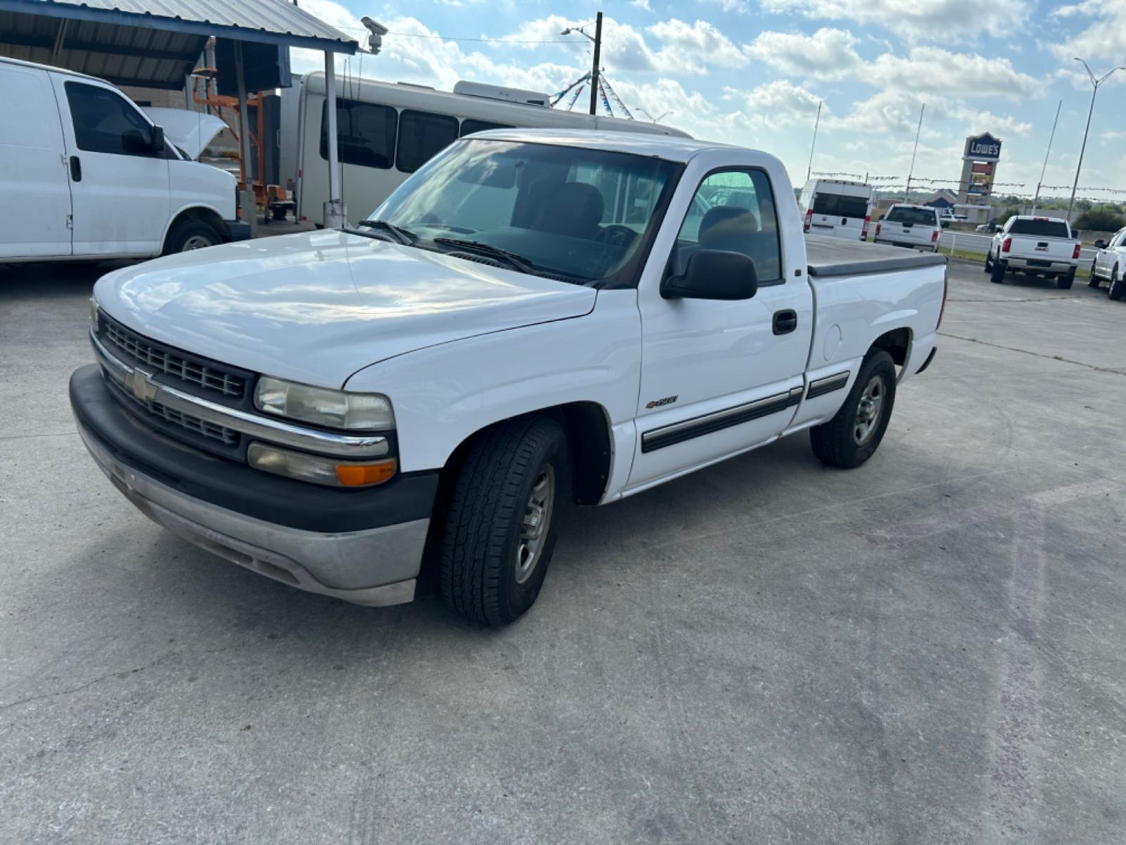 2001 White Chevrolet Silverado 1500 Long Bed 2WD (1GCEC14W11Z) with an 4.3L V6 OHV 12V engine, located at 1687 Business 35 S, New Braunfels, TX, 78130, (830) 625-7159, 29.655487, -98.051491 - Photo #0